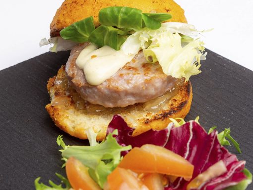 La Parada – Tapa «Hamburguesa de Cabrito Lechal con Pan de Aove y Pimentón»